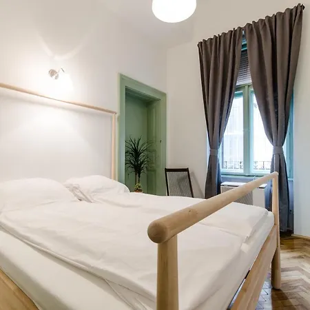 B63 2 Bedroom In Heart Of Apartment