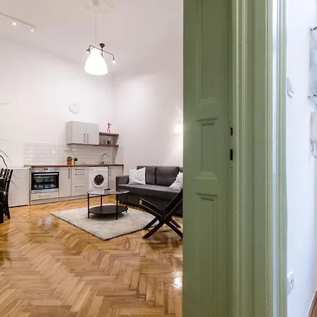 B63 2 Bedroom In Heart Of Apartment