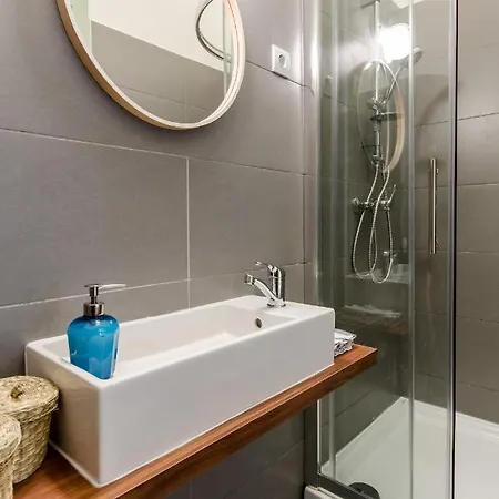 B63 2 Bedroom In Heart Of