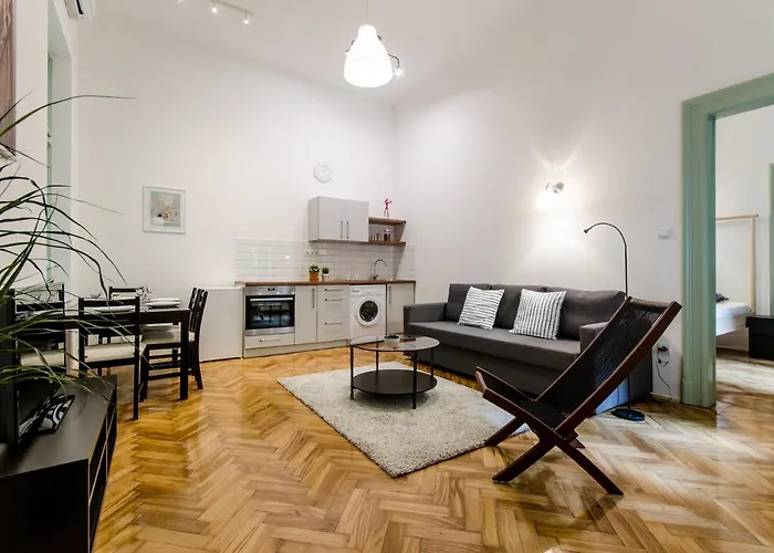 B63 2 Bedroom In Heart Of *