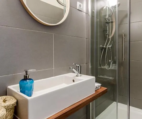 B63 2 Bedroom In Heart Of